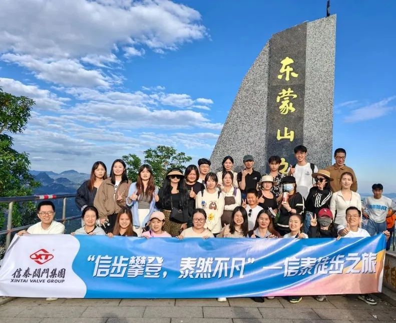 Take a group photo at the summit Take a group photo at the summit