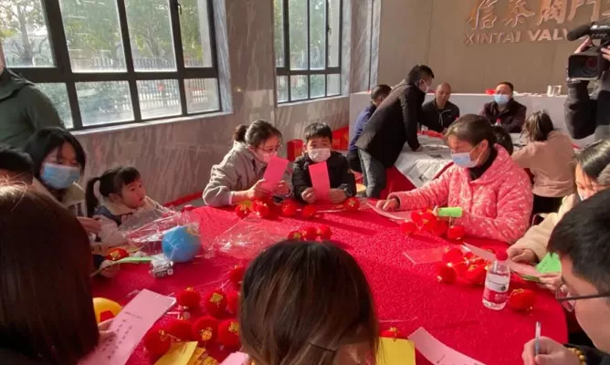 Warmth-filled activities on the eve of the Lunar New YearWarmth stays in people's hearts